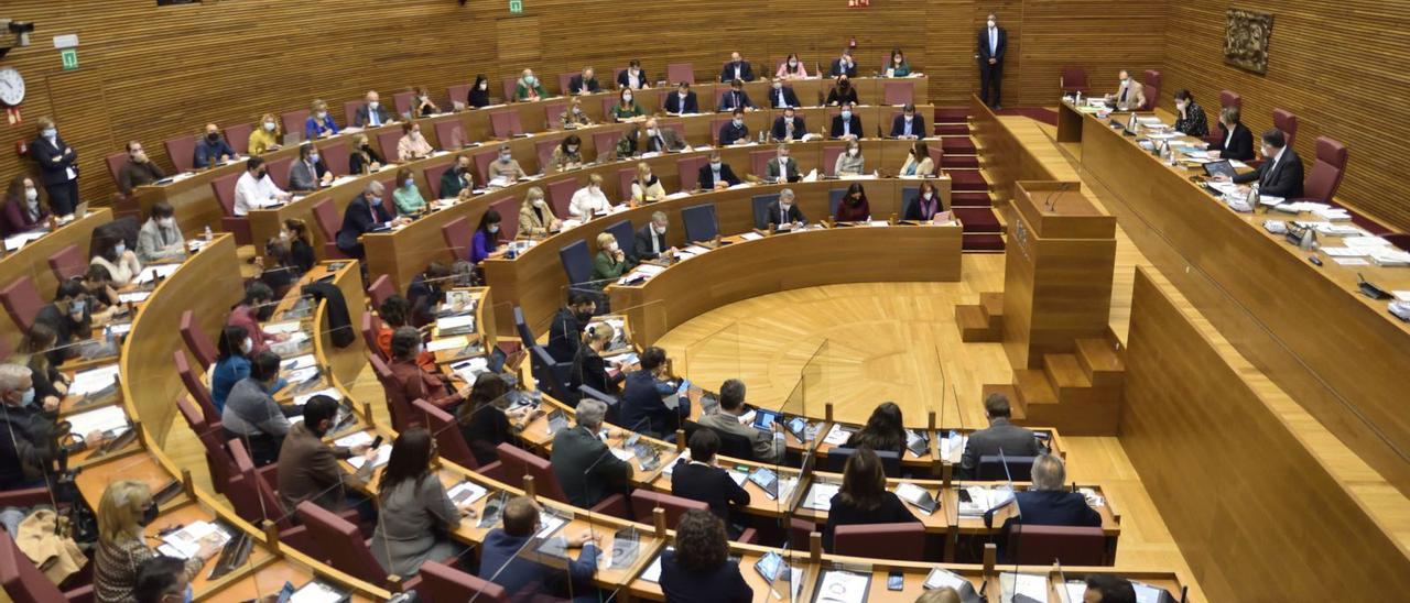 Los grupos parlamentarios y el Consell participan en la sesión plenaria de diciembre en la que se debatió y se aprobó el presupuesto de la Generalitat para el ejercicio 2022. | INFORMACIÓN