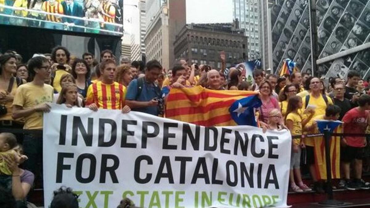 Cadena humana independentista en Times Square, en Nueva York.