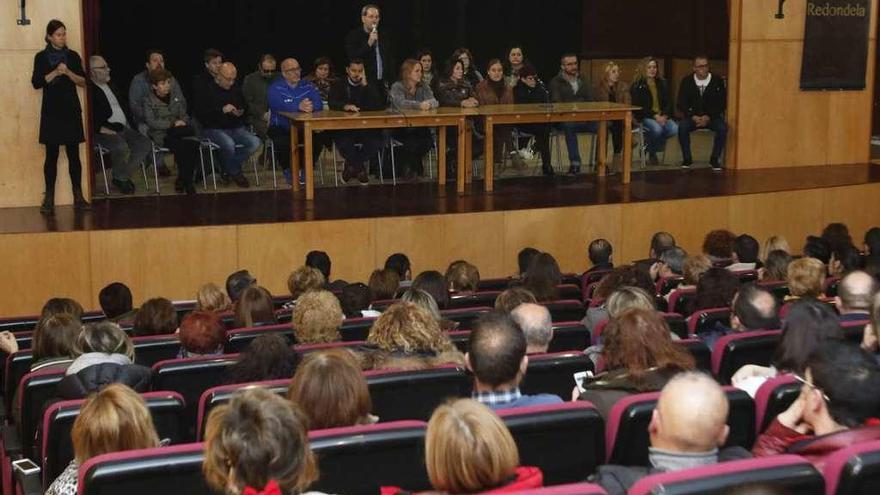 Asamblea de trabajadores celebrada ayer en el multiusos de Chapela. // Alba Villar