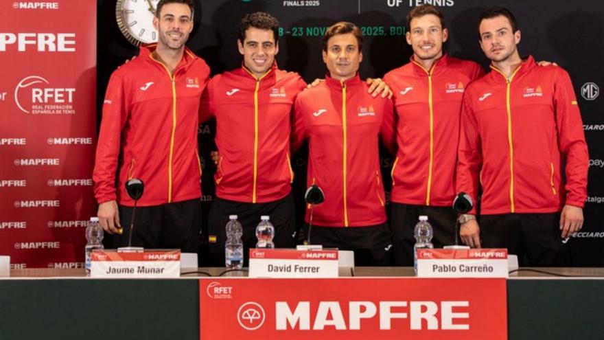 Los jugadores de la Davis posaron ayer para la foto oficial con Ferrer. | RFET