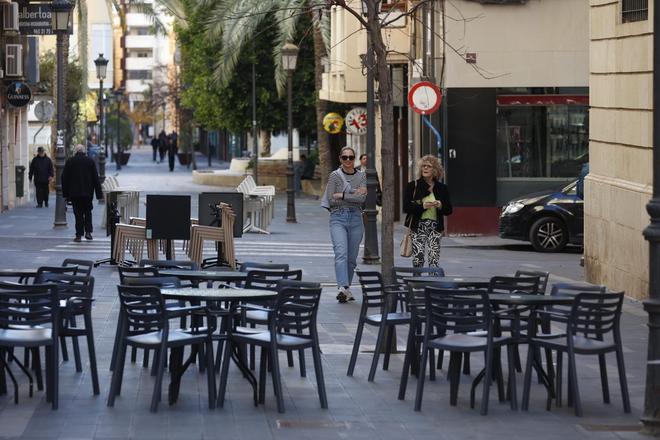 Así están las terrazas del centro de Alicante ante el peligro de las fuertes rachas de viento