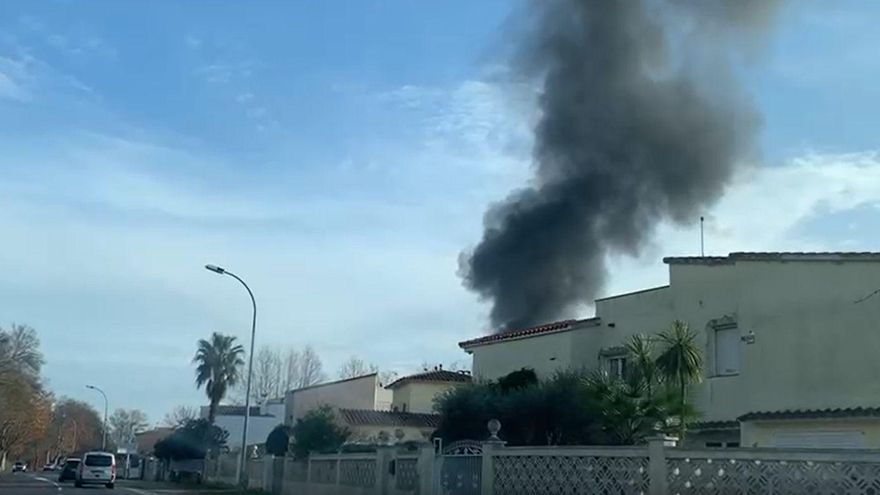 El fum de l'incendi de dues embarcacions d'Empuriabrava