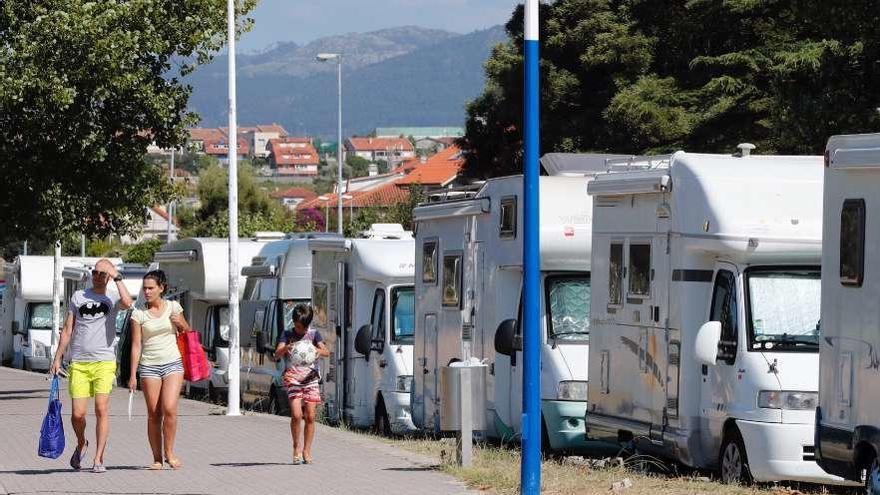 Autocaravanas estacionadas en el entorno de la playa de A Ladeira. // José Lores