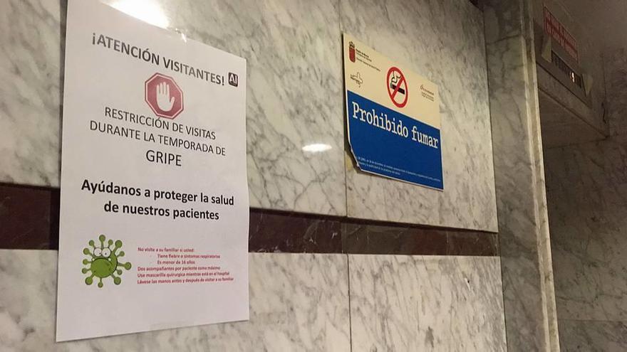 Cartel que han instalado en la entrada yen las plantas de hospitalización de la Arrixaca.