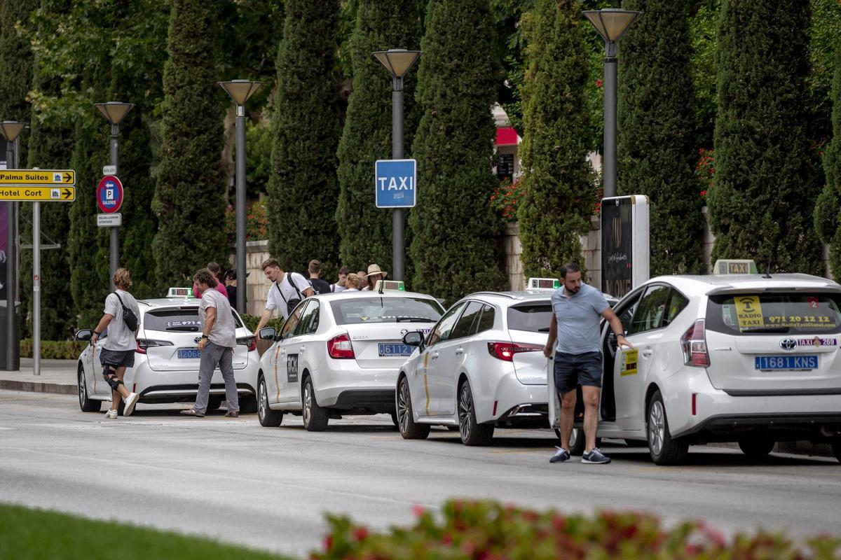 Parada de taxis en la avenida Antoni Maura.