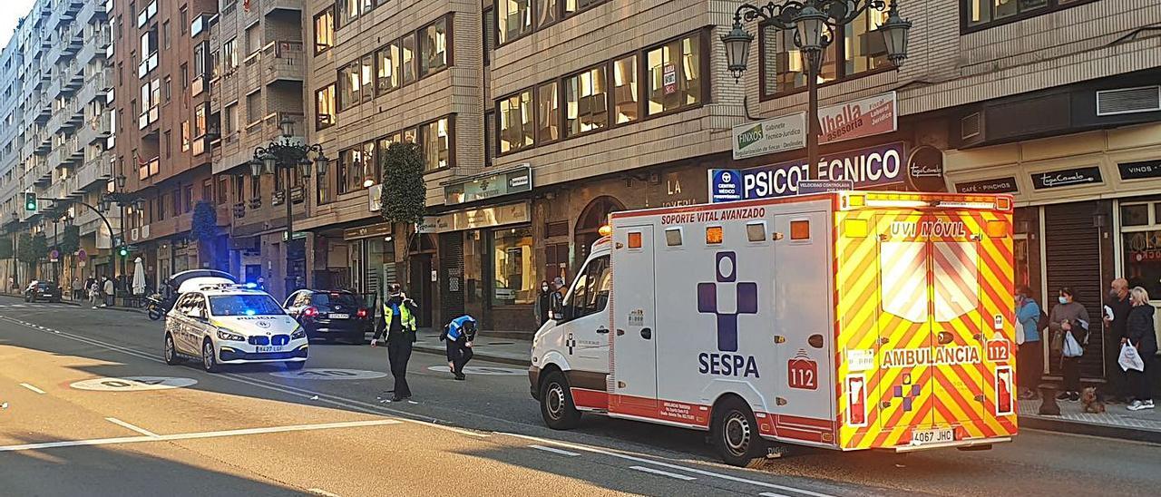 La Policía recoge pruebas en el lugar del accidente de Muñoz Degraín, con la ambulancia al lado.