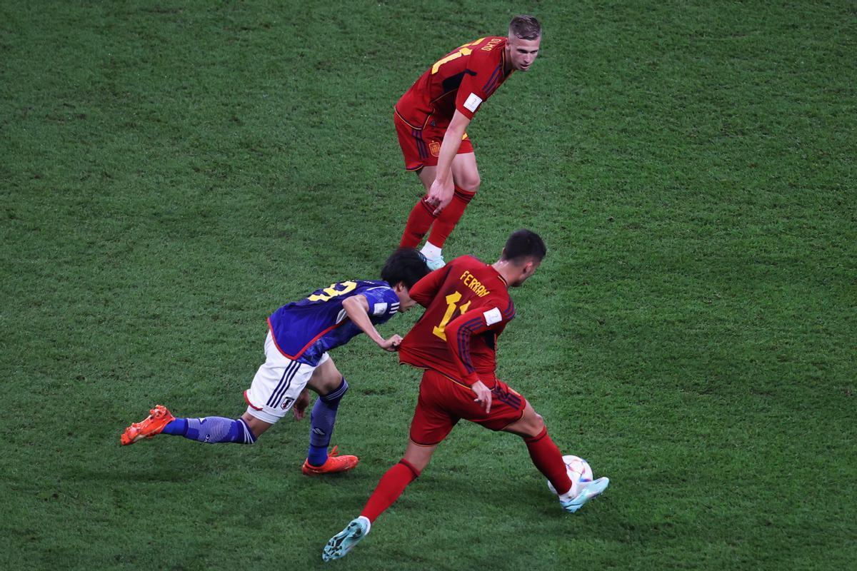 España debe ser incisiva en los movimientos de profundidad. Ellos defienden en su propio campo pero alejados de su portería. Eso deja un espacio a la espalda de su defensa que se debe aprovechar. Se debe hacer a través de pases directos al principio para después aprovechar los metros que hayamos ganado por dentro. España debe ser incisiva en los movimientos de profundidad. Ellos defienden en su propio campo pero alejados de su portería. Eso deja un espacio a la espalda de su defensa que se debe aprovechar. Se debe hacer a través de pases directos al principio para después aprovechar los metros que hayamos ganado por dentro.