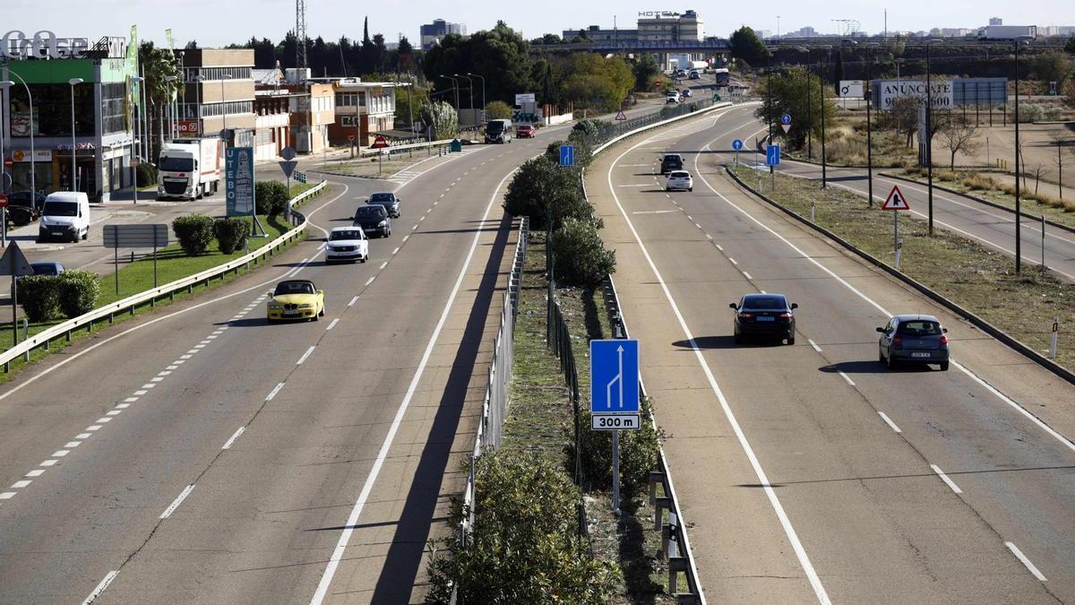 La N-232 a su paso por Utebo, en una fotografía tomada desde uno de los escasos pasos elevados para peatones.