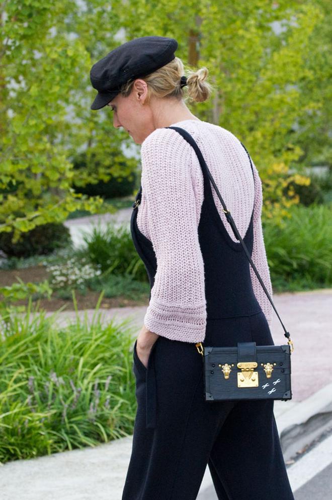 Detalle del look de Diane Kruger con mono y jersey