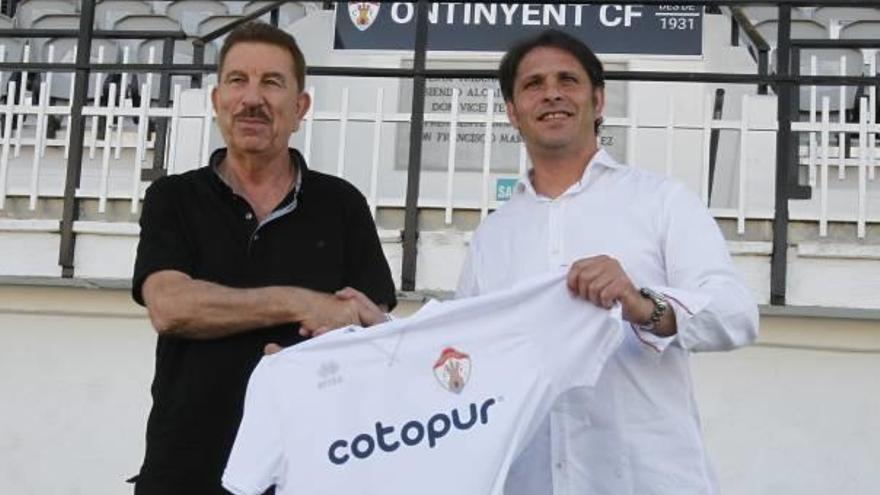 Ortiz y Mullor en la presentación del entrenador, ayer por la tarde en el césped del Clariano.