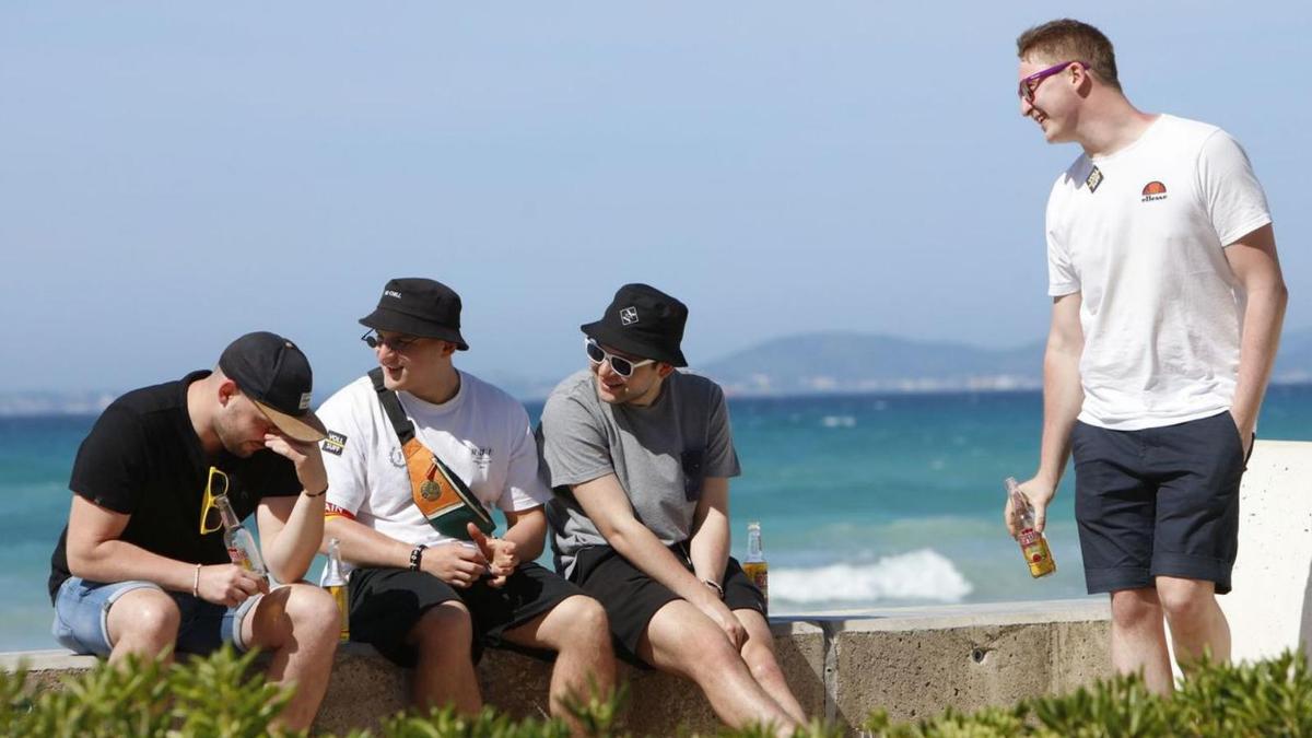 Die Mauer am Strand wird, wie hier vergangene Woche, wieder zum Biergarten.  | FOTO: NELE BENDGENS