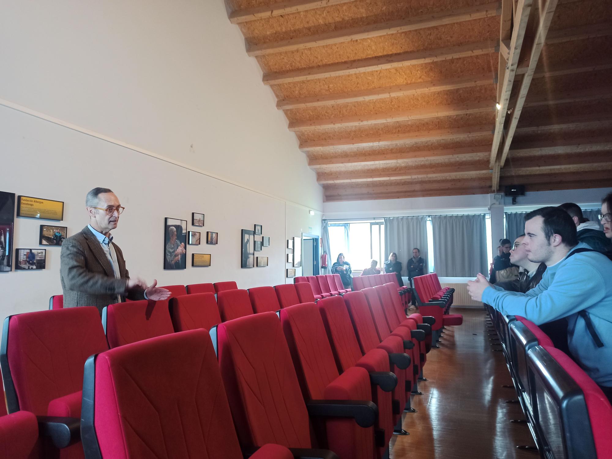 La exposición "Nuestros vecinos invisibles" sorprende a los alumnos del instituto de Llanera: "Es inspiradora"