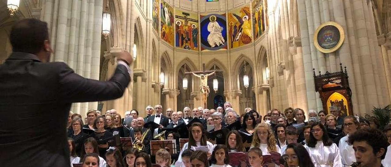 David Colado, ayer, dirigiendo el concierto en la madrileña catedral de la Almudena.