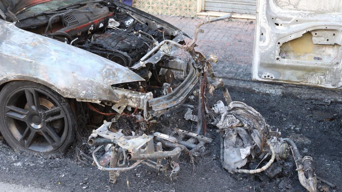 Arde una motocicleta en la calle Historiador Dozy