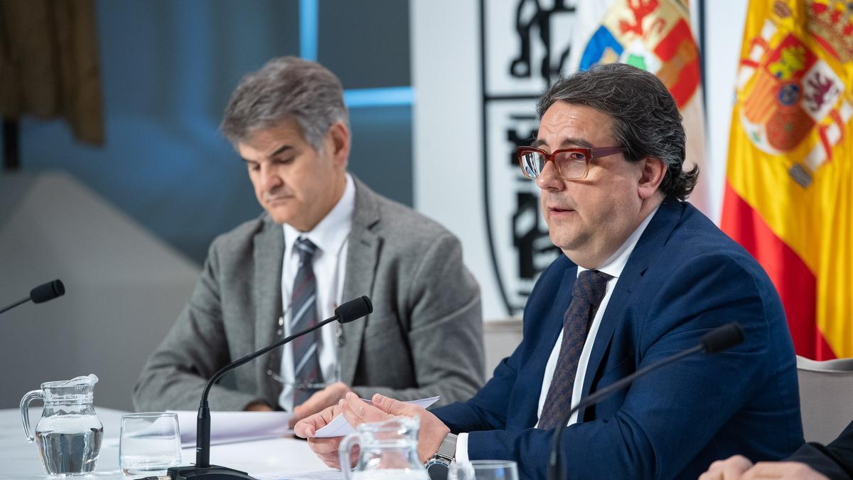 El consejero José María Vergeles y el director gerente del SES, Ceciliano Franco, este martes en rueda de prensa.