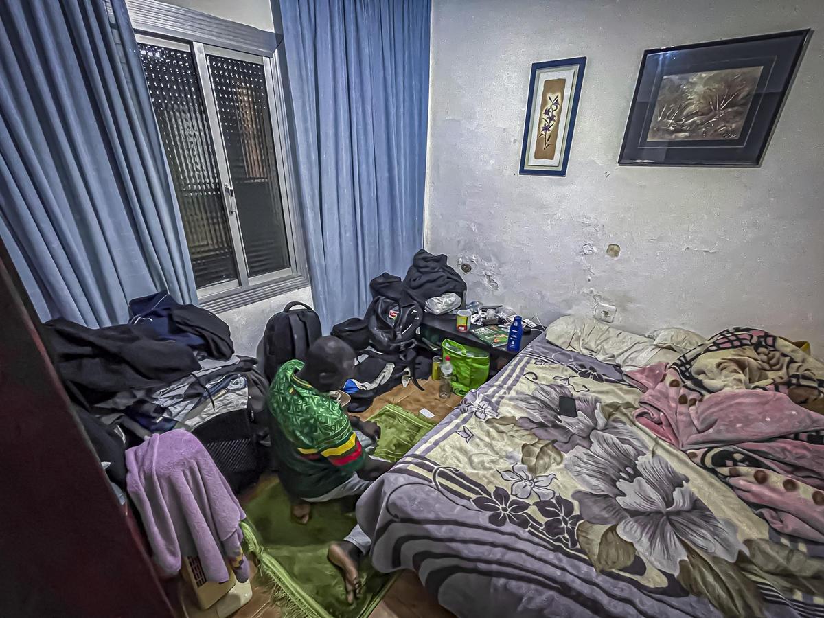 Mamadou, obrero del Camp Nou, en la habitación donde convive con otra persona en l'Hospitalet de Llobregat.