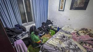 Mamadou, obrero del Camp Nou, en la habitación donde convive con otra persona en lHospitalet de Llobregat.