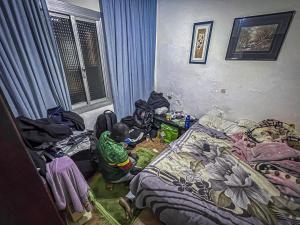 Mamadou, obrero del Camp Nou, en la habitación donde convive con otra persona en lHospitalet de Llobregat.