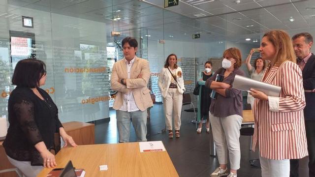 El consejero de Ciencia, Innovación y Universidad, Borja Sánchez, en el centro de la imagen, y Cristina Fanjul, primera por la derecha, durante una visita al CEEI. | LNE