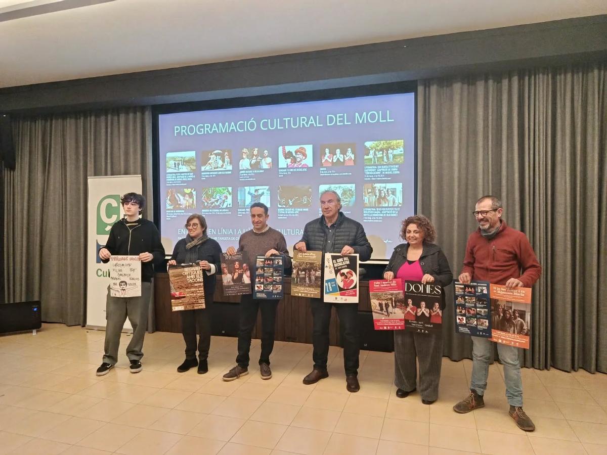 El alcalde Martí March (tercero por la derecha) y la teniente de alcalde Joana Aina Campomar (segunda por la derecha) en un acto celebrado a finales de enero.
