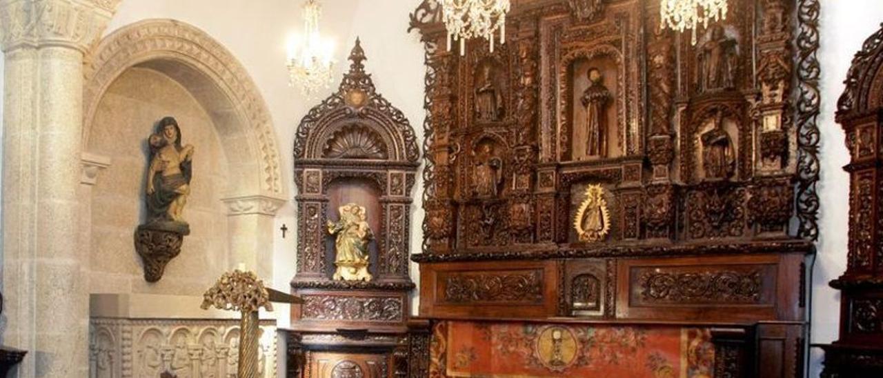 Retablo del que faltan un cáliz y una talla, en la capilla del pazo de Meirás.