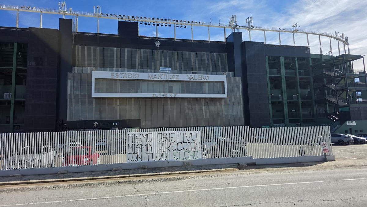 La pancarta situada en el acceso del Martínez Valero por la Grada de Animación del club.