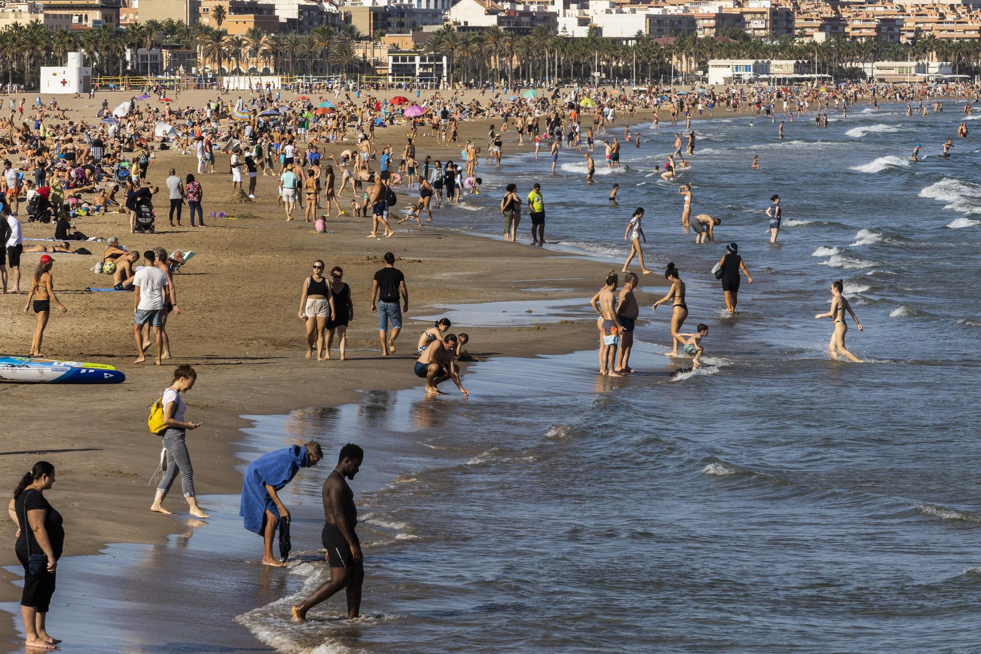 Los valencianos toman la playa el día de Todos los Santos