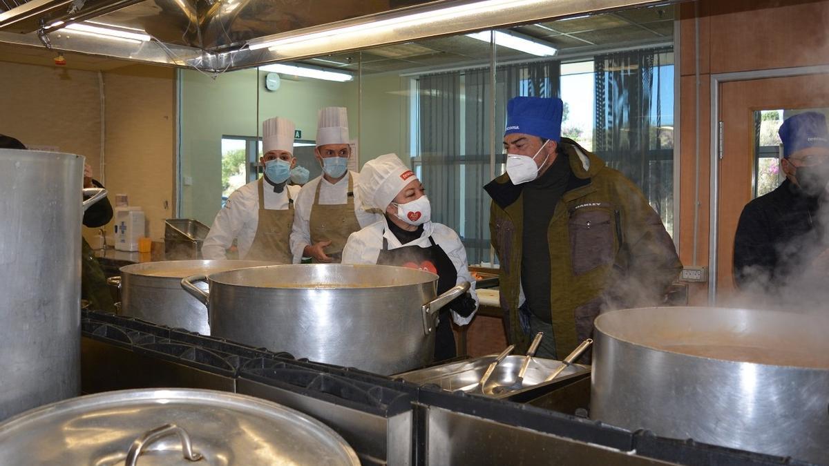 El alcalde, entre los fogones donde se cocinan los menús para los más vulnerables, en una visita este miércoles