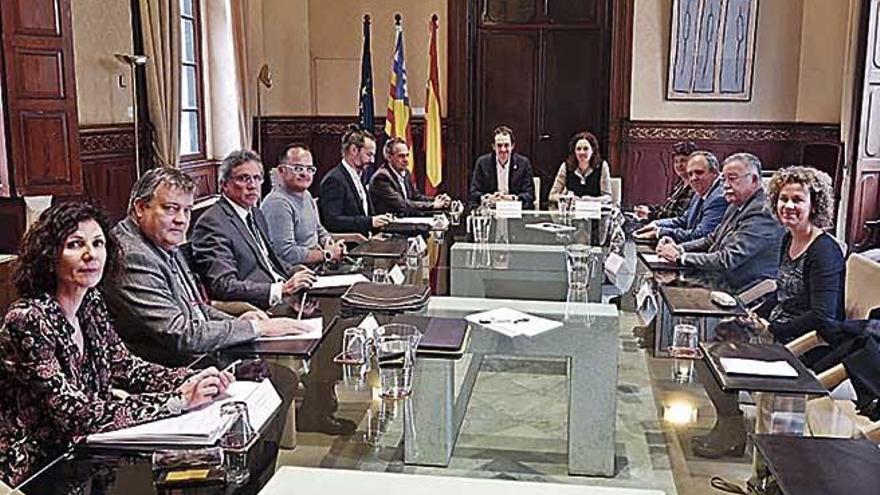 Imagen de la reuniÃ³n ayer entre Govern y el sector econÃ³mico.