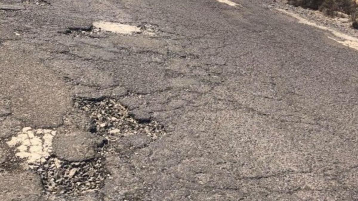 Aspecto del estado de la carretera de Playa Barca, en el municipio de Pájara.