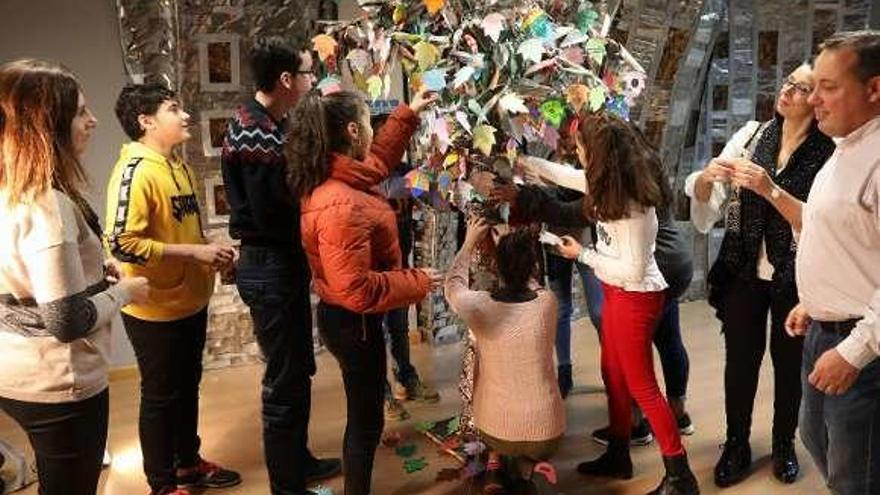 El Instituto Menéndez Pidal exhibe su árbol de material reciclado