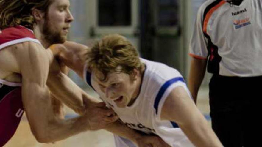 Kyle Singler defendido por Barlow, ayer.