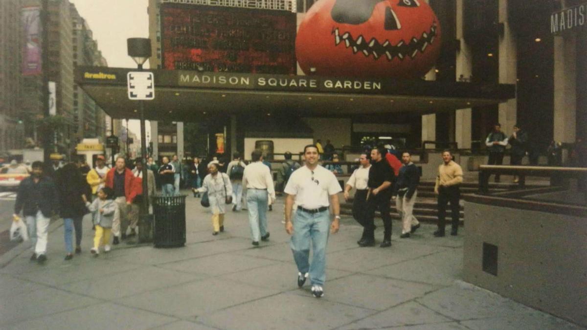 Delante del Madison Square Garden donde actuaría esa misma noche.