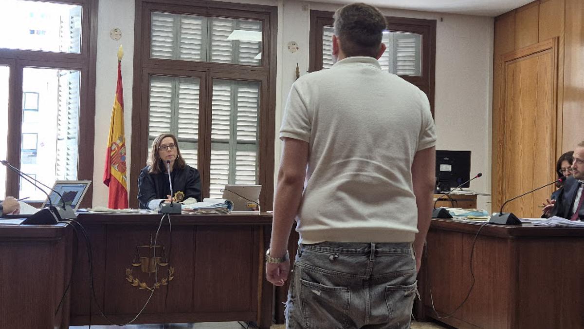 El presunto autor del atropello mortal, este lunes, en los juzgados de Vía Alemania.