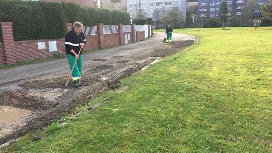 Operarios municipales trabajando en las inmediaciones del parque de La Deva, en Salinas.