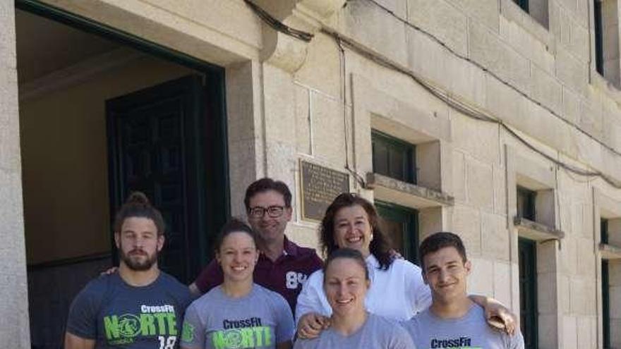 Integrantes del equipo &quot;Crossfit Norte Redondela&quot;, con ediles del gobierno local en la recepción que tuvieron en el Concello. // FdV