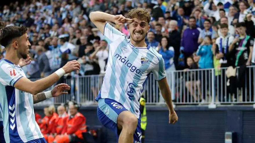 Resumen, goles y highlights del Málaga CF 5 - 3 SD Huesca de la jornada 30 de LaLiga Hypermotion