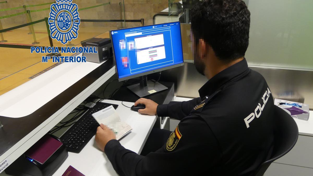 Un agent del CNP a l&#039;aeroport de Girona