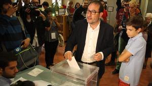 Ramon Espadaler vota al Palau Bojons de Vic.