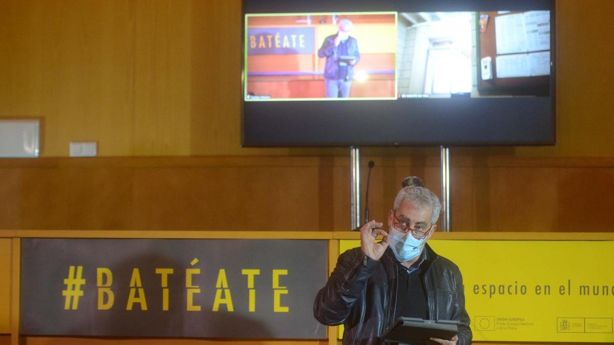 El actor Carlos Blanco durante la gala desplegada ayer en Mexillón de Galicia.