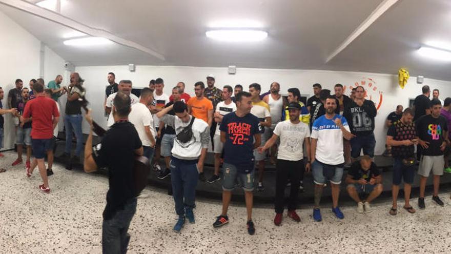 La murga durante un ensayo, esta semana, en el cuartel Manuel Lois, donde ya están instalados.