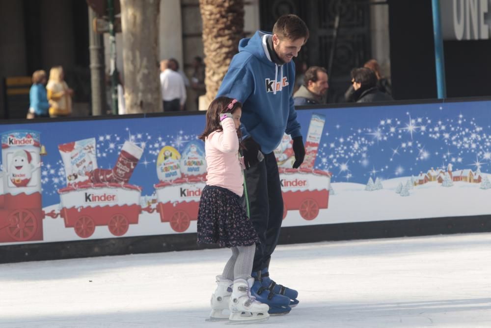 Pista de hielo y tiovivo en la Plaza del Ayuntamiento