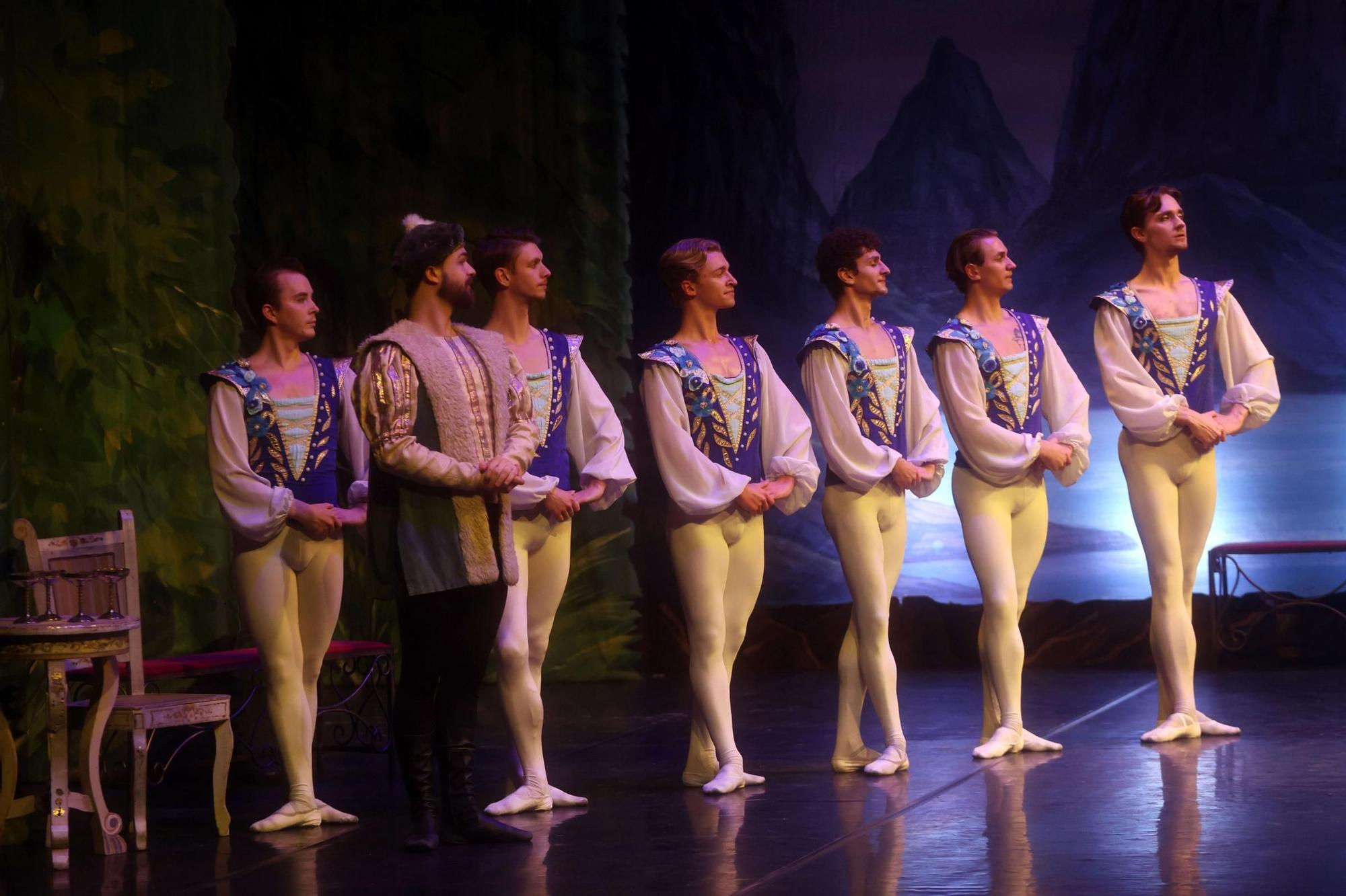 Así se vivió el espectáculo de "El Lago de los Cisnes" ofrecido por el Ballet de Kiev en el Auditorio de Vilagarcía.