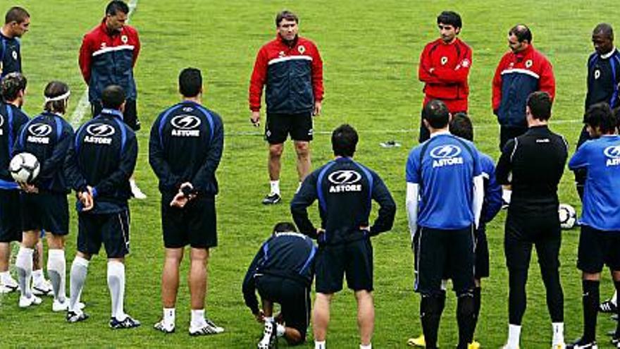 Esteban Vigo conversa con sus jugadores en el Rico Pérez.