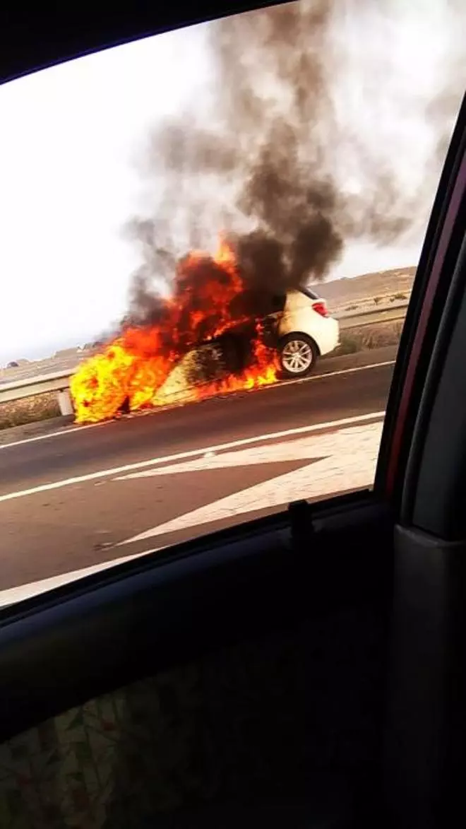 Un coche se incendia en la GC-1