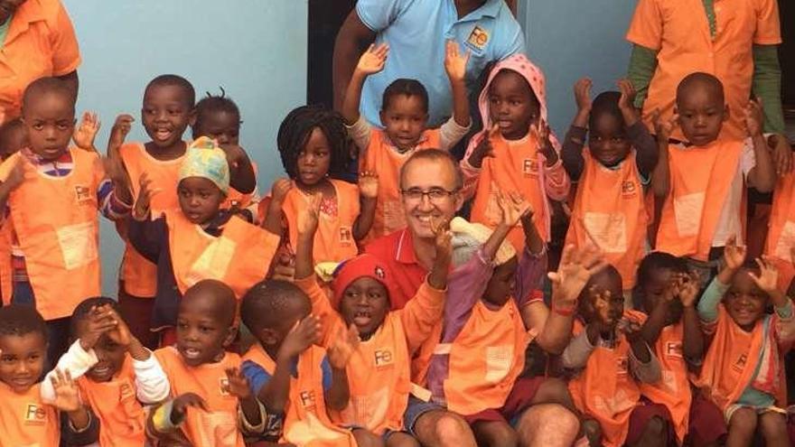 El presidente del Fondo Galego de Cooperación Internacional y alcalde de Nigrán, Juan González, en su visita a un colegio mozambiqueño.