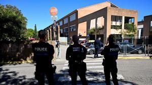 Un menor fereix a trets el director i una professora en un institut francès