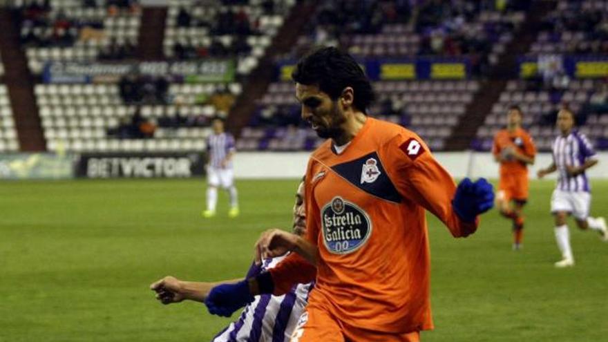 Lassad trata de evitar la entrada de un jugador del Valladolid. / lof