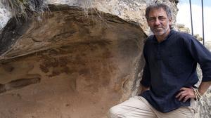 Joan Calaf, amb les pintures rupestres que va descobrir.