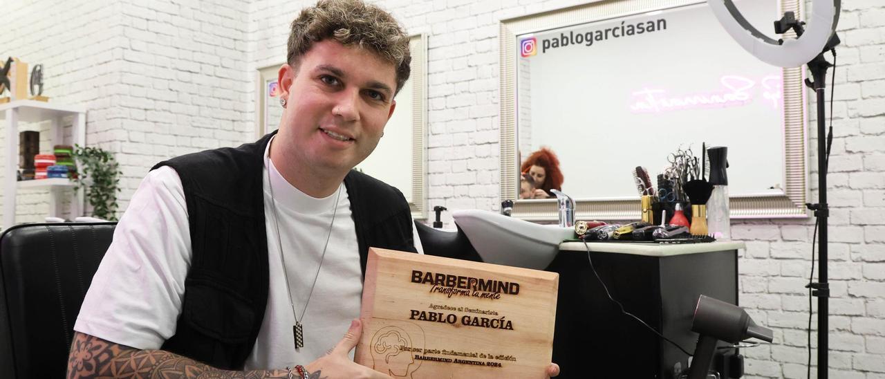 Pablo García en su barbería en Vigo.